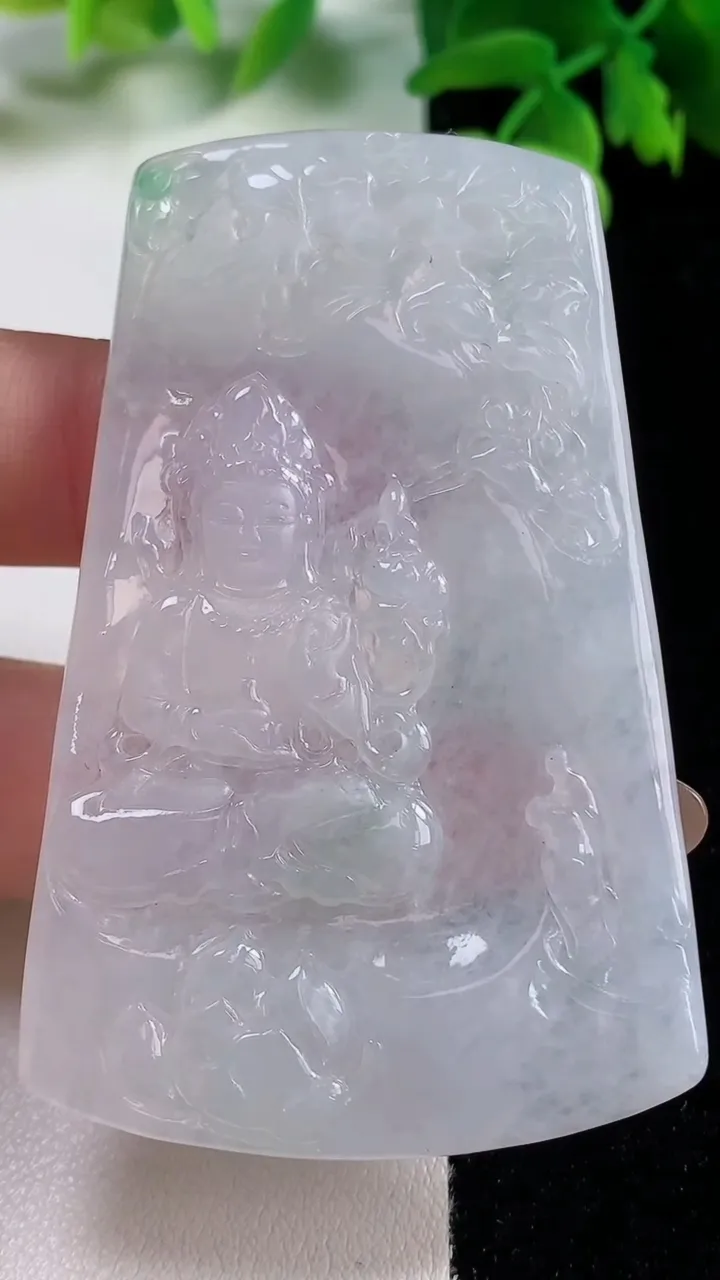 天然A货翡翠大势至菩萨吊坠，尺寸65.2-40.7-3.9，重量:25.51g
11月2日