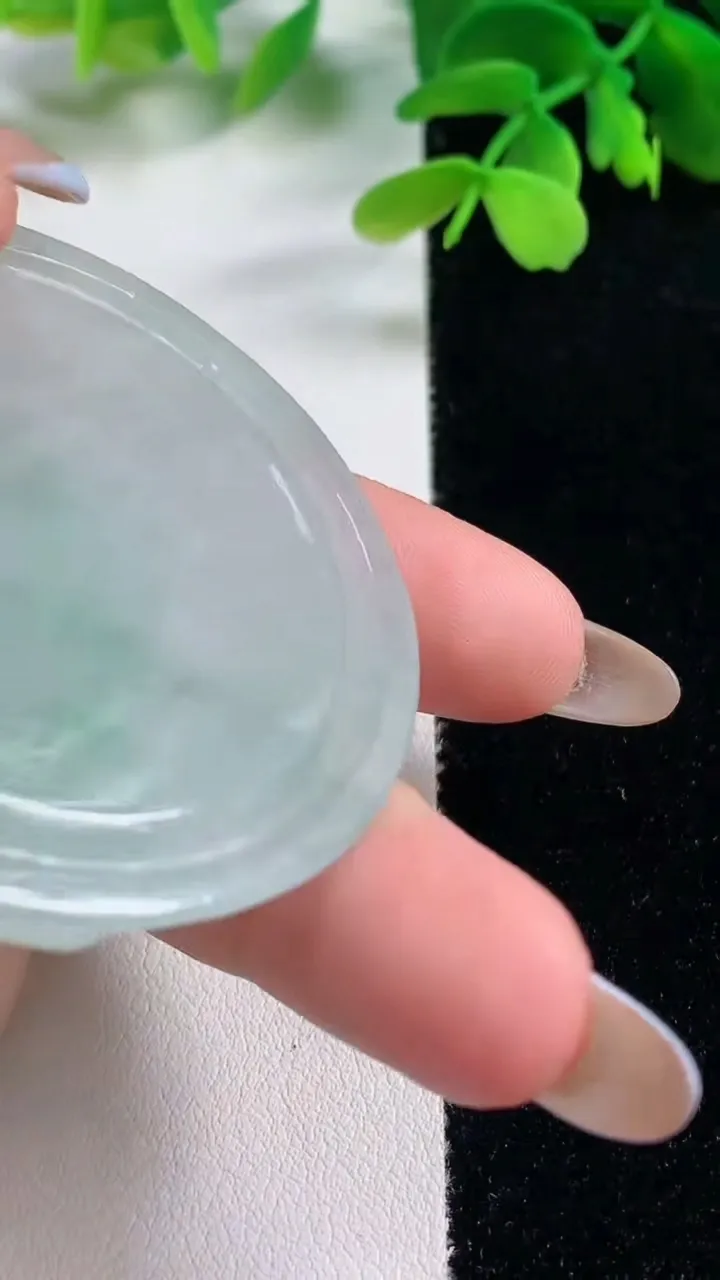 天然A货翡翠冰种飘花观音菩萨吊坠，尺寸54-4.8，重量:29.62g
11月2日