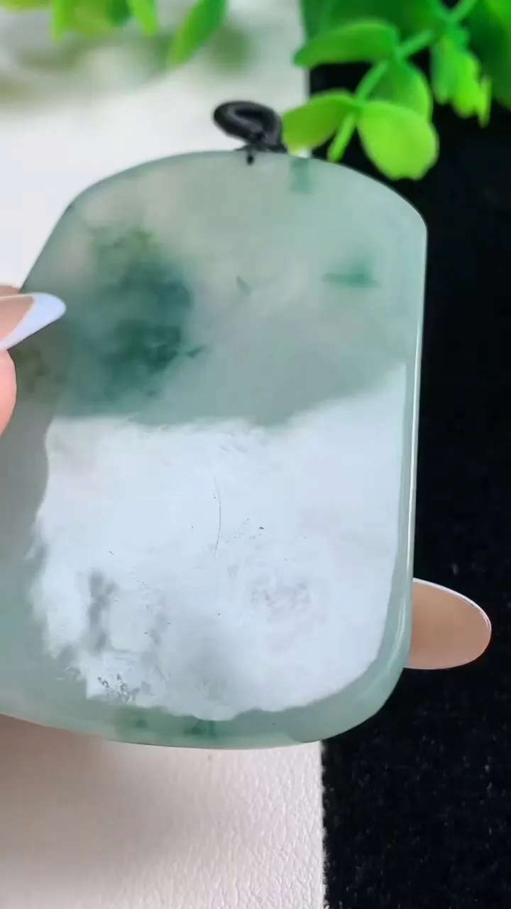 天然A货翡翠冰种飘花观音菩萨吊坠，尺寸60-44-6.8，重量:35.91g
11月2日