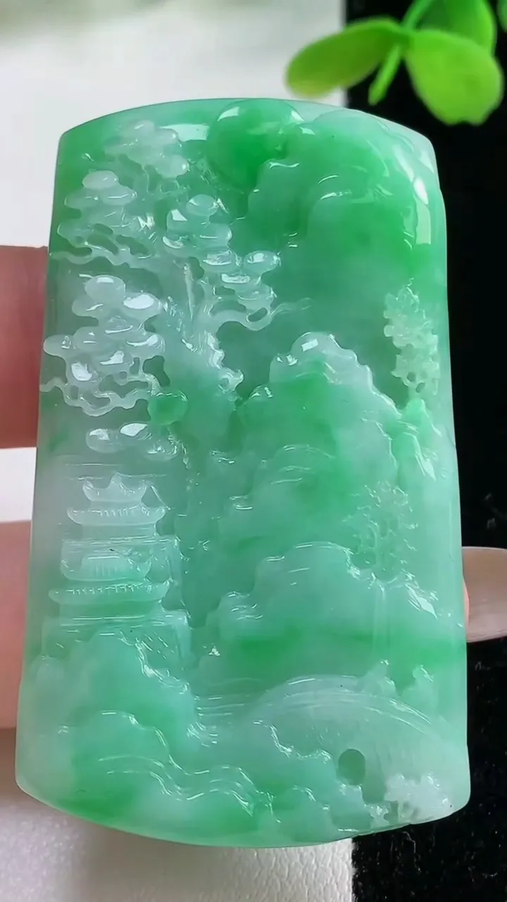 天然A货翡翠山水牌吊坠，尺寸54.9-31.8-6.6，重量:28.53g
11月2日