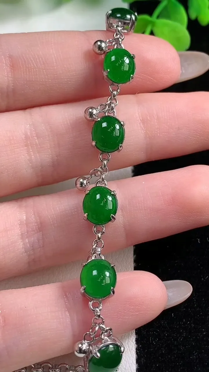 天然A货翡翠蛋面项链，尺寸7.9-6.6，重量:4.92g11月2日
工厂直销收藏佳品,种好水足，色