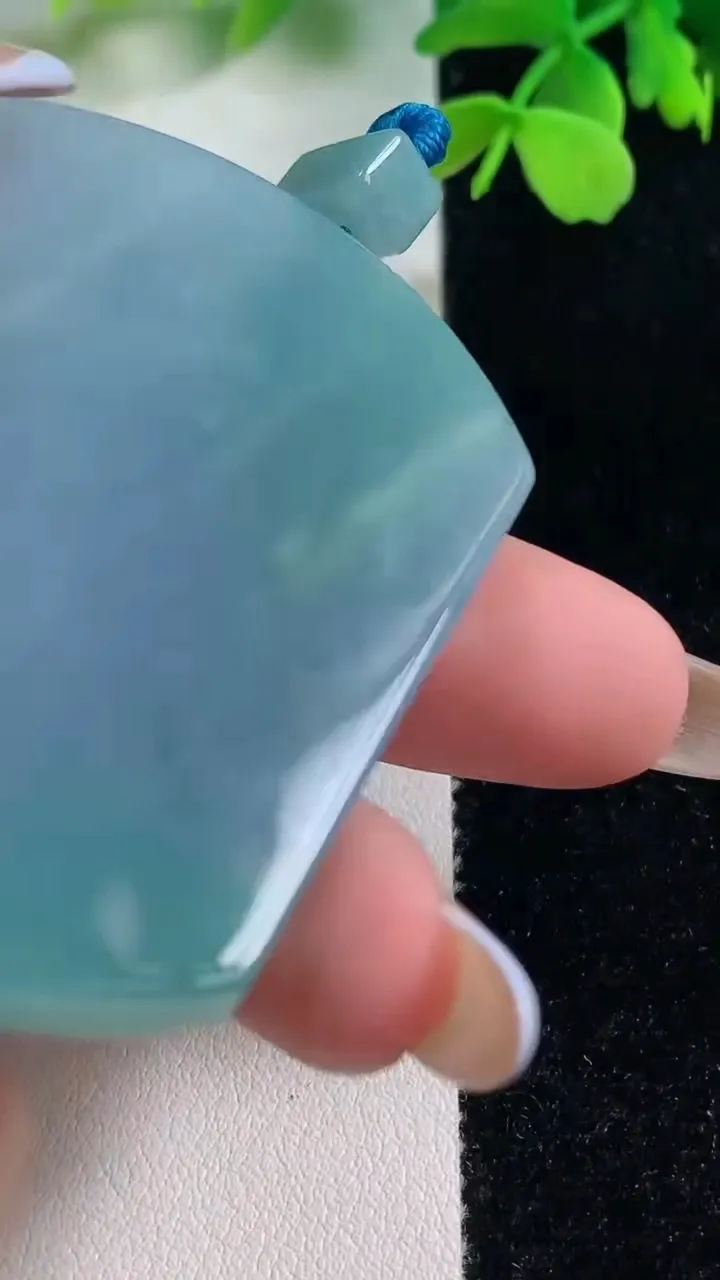 天然A货翡翠春带彩紫罗兰无事牌吊坠，尺寸56.6-42.4-6.1，重量:41.81g
11月2日