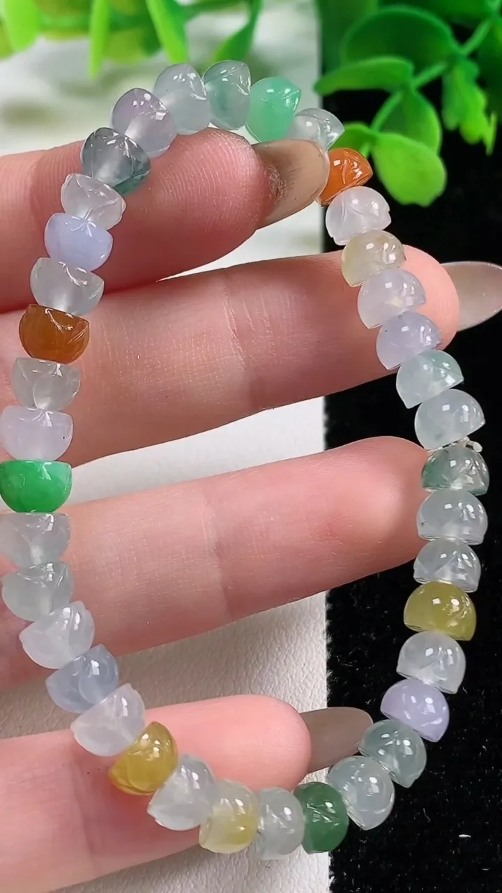 天然A货翡翠种四彩莲蓬手串，尺寸6.2-4.2-38颗，重量:13.10g11月2日
工厂直销收藏佳品,种好水足，色泽均匀，有种有色，上手高大气！