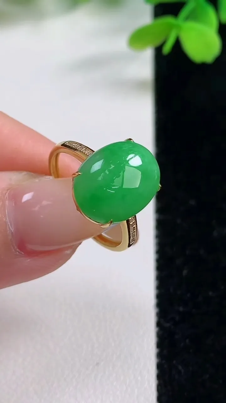 天然A货翡翠蛋面戒指，尺寸17.3-13.6-10-5.8，重量:2.26g2025年11月2日
工厂直销收藏佳品,种好水足，色泽均匀，有种有色，上手高大气！