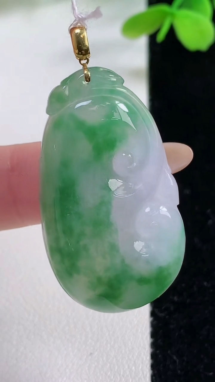 天然A货翡翠如意吊坠，尺寸38.4-21.8-5.5，重量:9.75g
11月2日