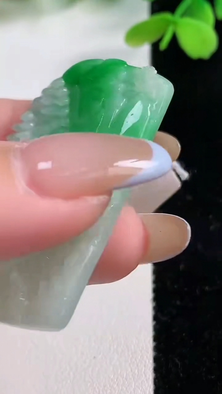 天然A货翡翠山水牌吊坠，尺寸47.2-27.7-5.9，重量:18.63g
11月2日