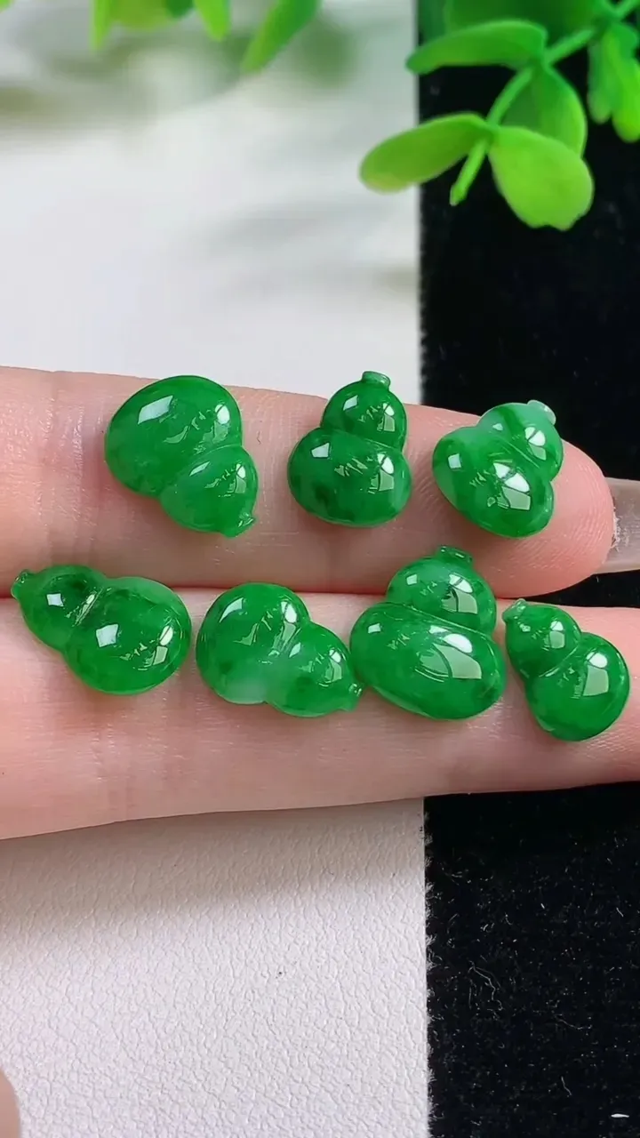 天然A货翡翠葫芦镶嵌件一手，尺寸12.8-11.2-2.5，重量:5.73g
11月2日