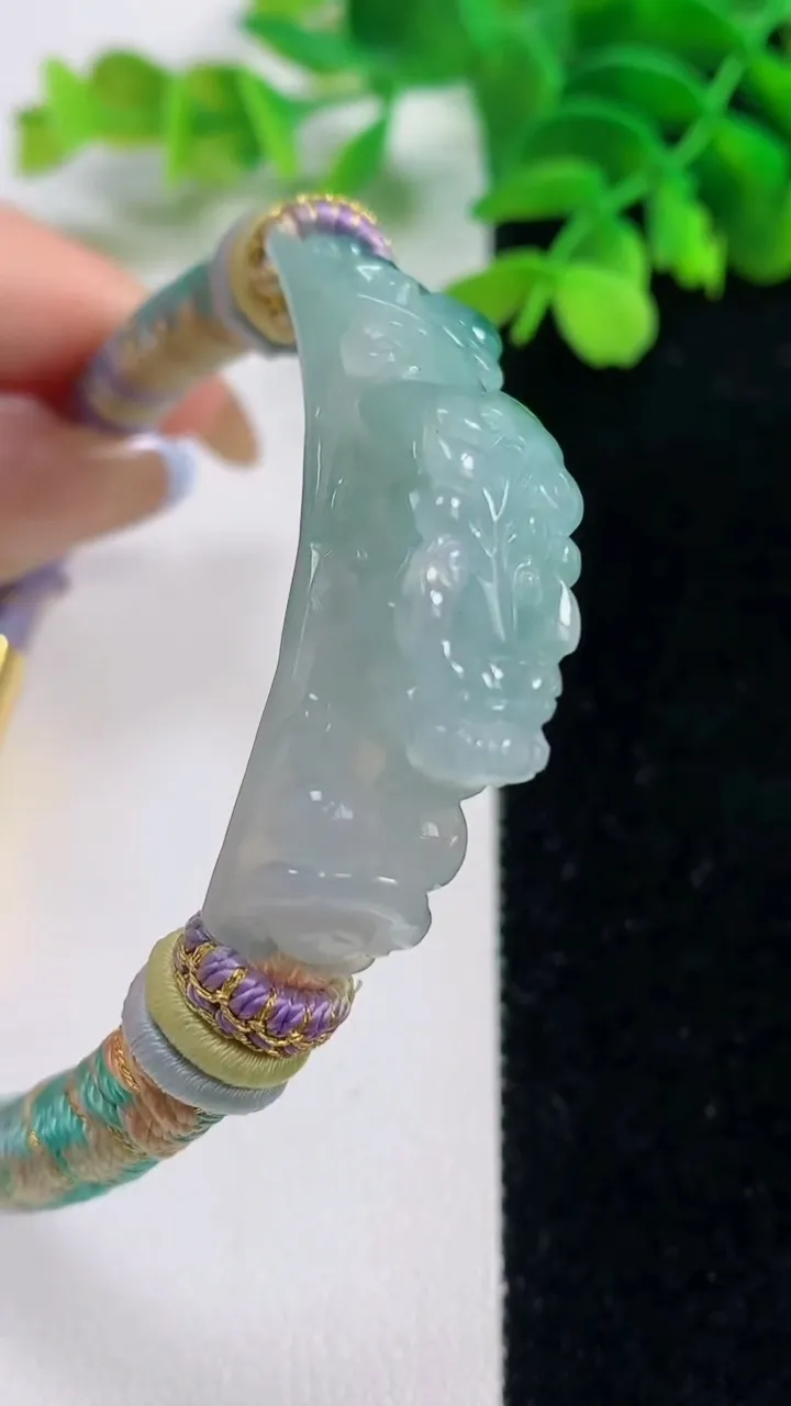 天然A货翡翠冰种飘花貔貅手绳，尺寸464-11.2-12.7，重量:24.53g
11月2日