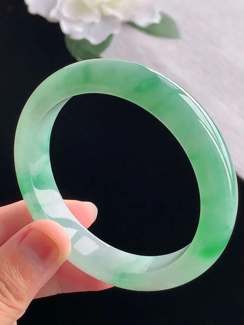 a货翡翠老坑冰种飘绿正装正圈手镯55-56圈口，尺寸55.8×12.4×8mm 重量56.35g 1