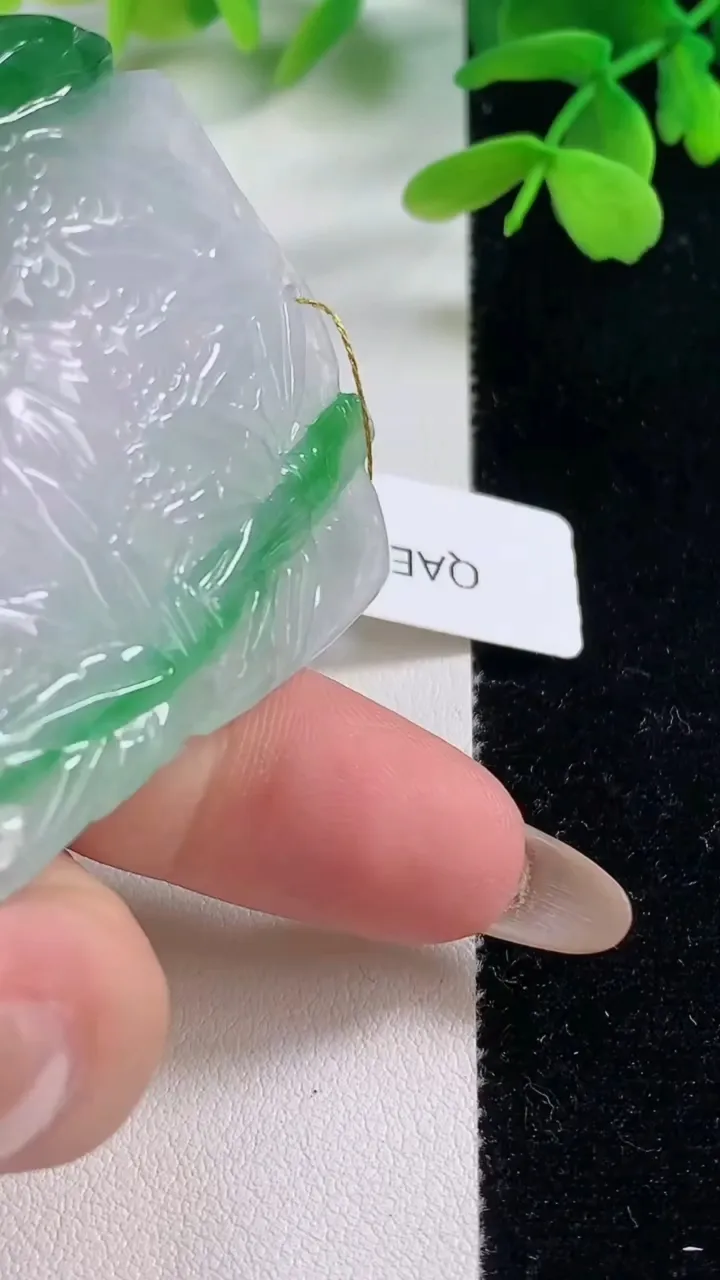 天然A货翡翠花开富贵吊坠，尺寸54.6-43.6-13.6，重量:41.95g
11月2日