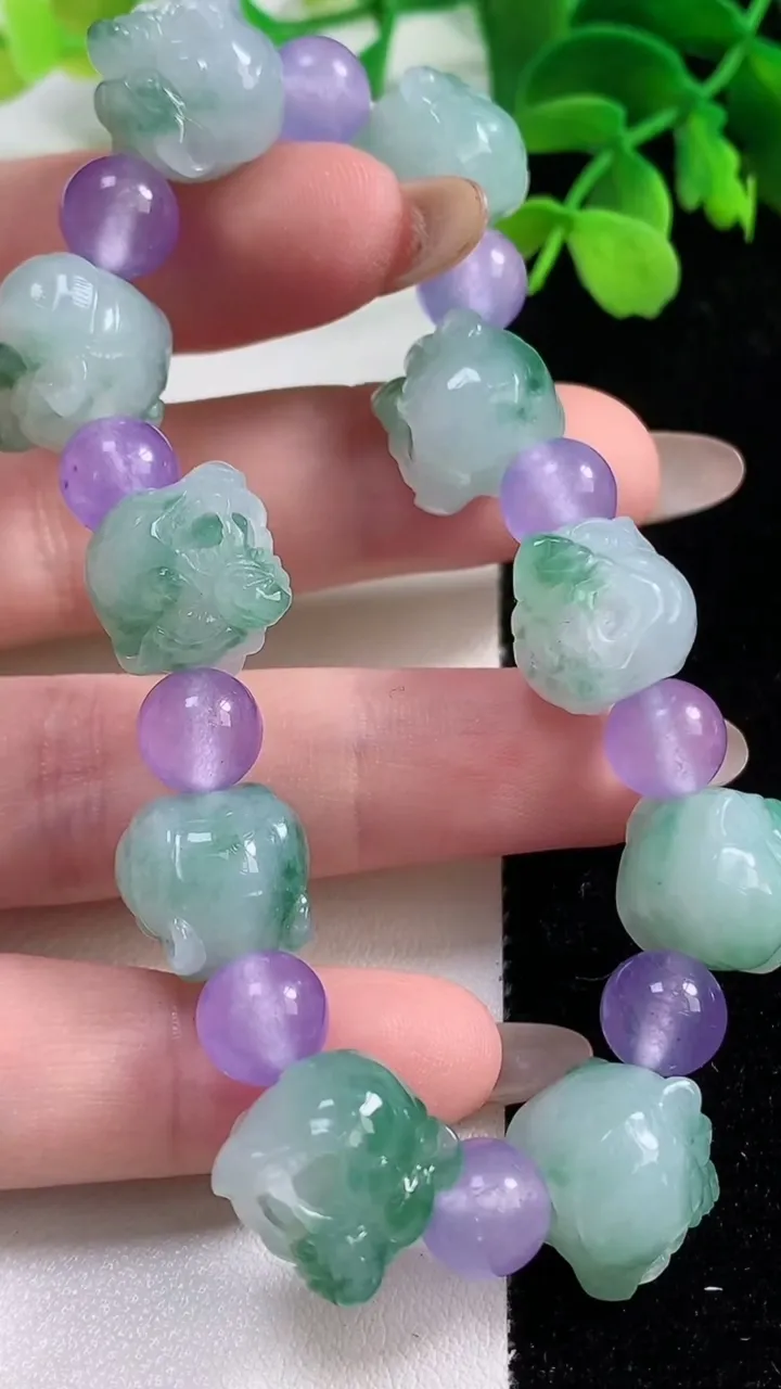 天然A货翡翠种飘花狼头手串，尺寸12.6-12-12.3-10颗，重量:42.01g11月2日
工厂直销收藏佳品,种好水足，色泽均匀，有种有色，上手高大气！