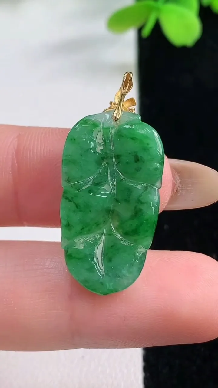 天然A货翡翠金枝玉叶 叶子吊坠，尺寸25-14.2-3，重量:2.32g
11月2日