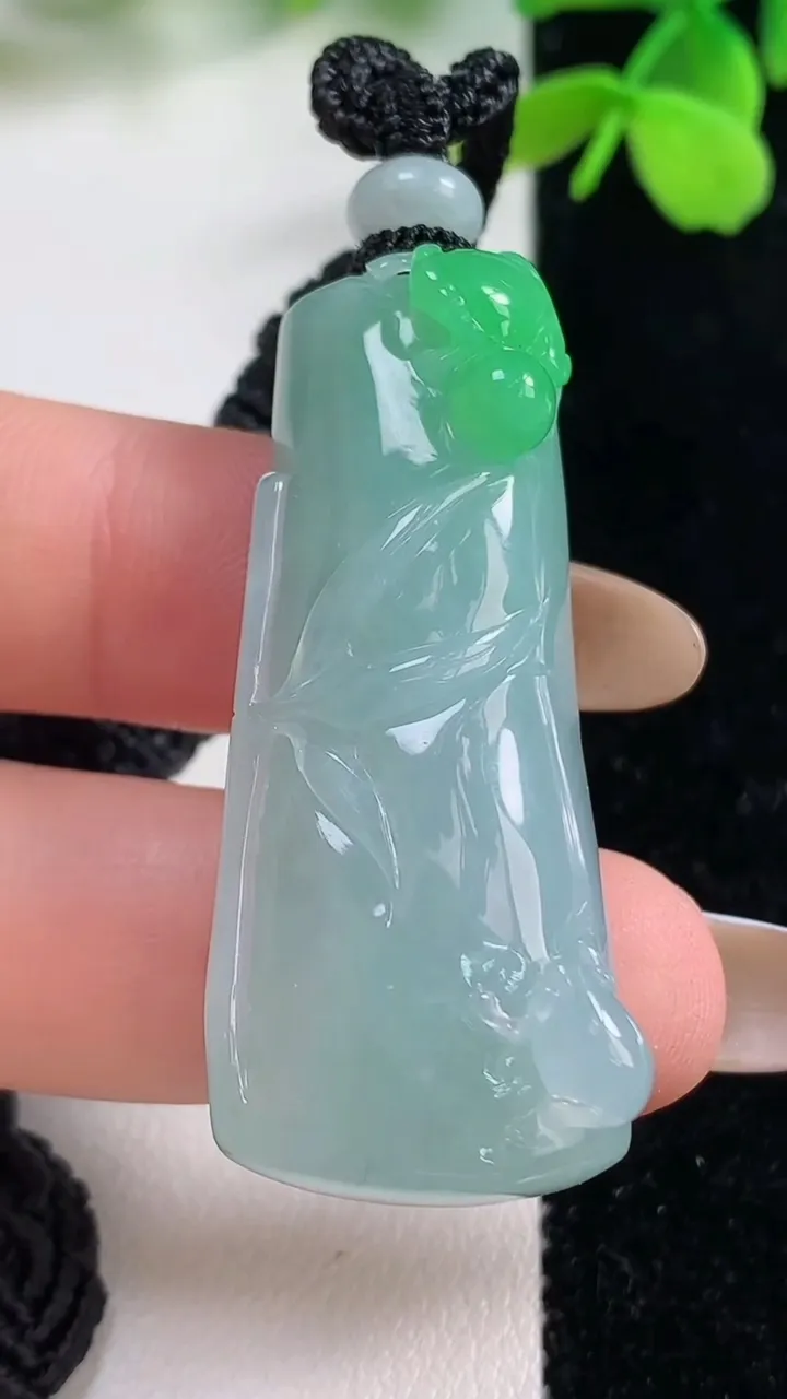 天然A货翡翠节节高升 竹节吊坠，尺寸45.2-18.6-11.4，重量:21.66g
11月2日