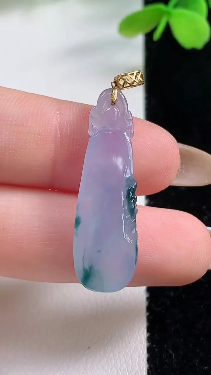 天然A货翡翠18K金紫罗兰飘花福瓜吊坠，尺寸31.5-10.3-4.3，重量:2.67g
11月2日