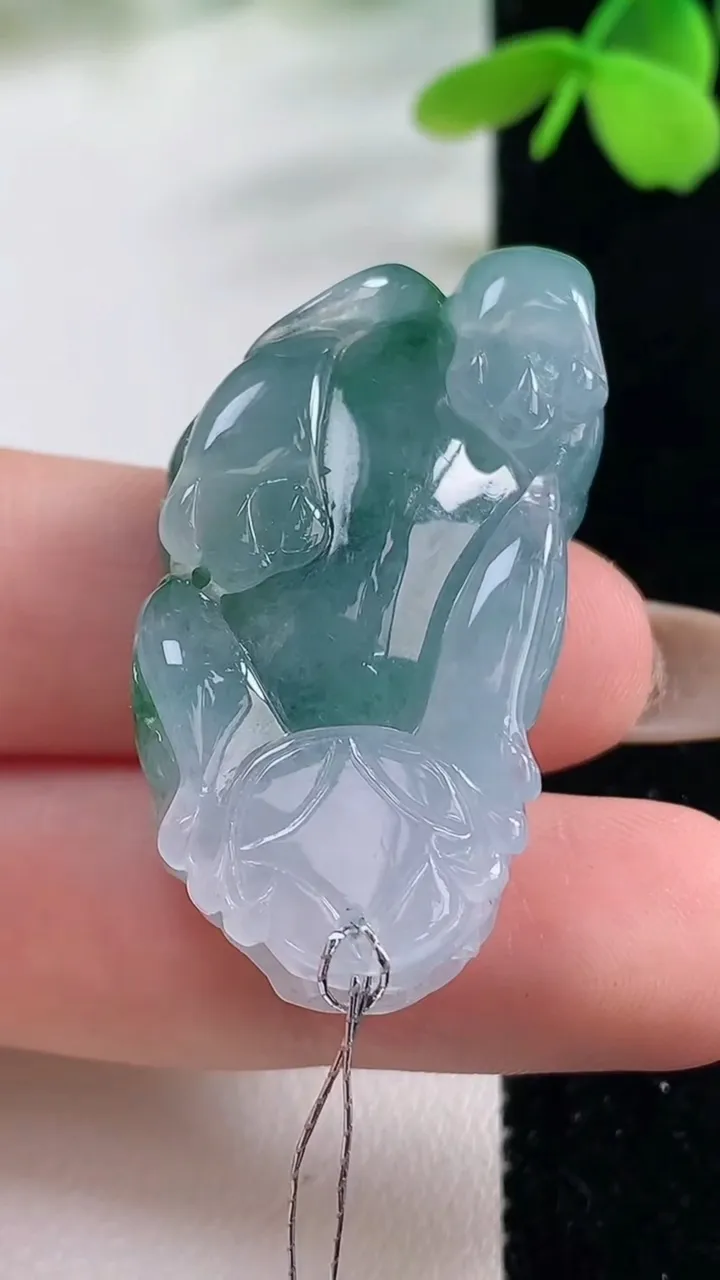 天然A货翡翠种飘花貔貅吊坠，尺寸37.5-20-11.7，重量:18.25g
11月2日