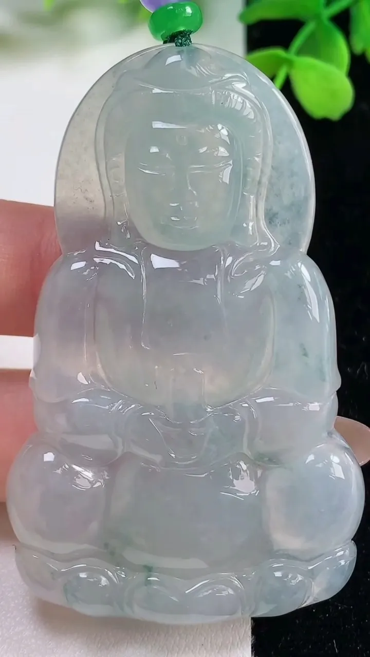 天然A货翡翠种飘花观音菩萨吊坠，尺寸64.5-40.1-6.2，重量:29.59g
11月2日
