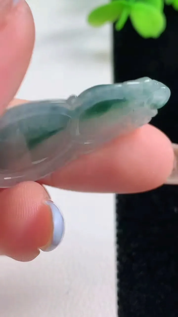 天然A货翡翠冰种飘花葫芦吊坠，尺寸37-19-5.6，重量:5.64g
11月2日