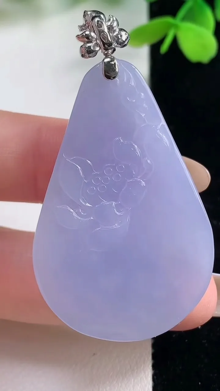 天然A货翡翠18K金紫罗兰和和美美 荷叶鱼吊坠，尺寸43.2-29-7.3，重量:17.88g
11月2日