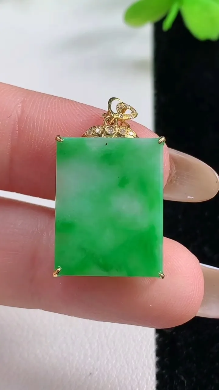 天然A货翡翠无事牌吊坠，尺寸19.3-14.4-4.4，重量:2.24g
11月2日