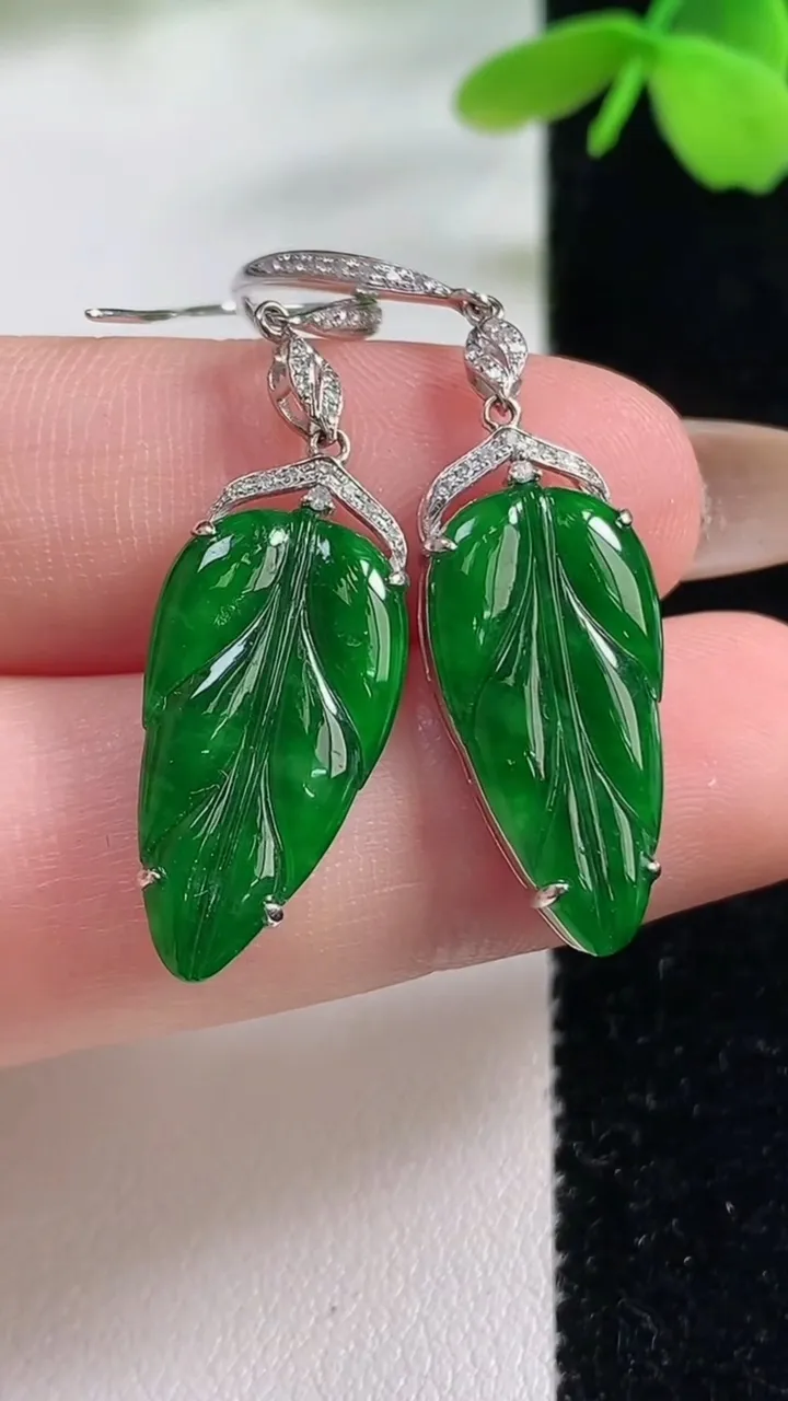 天然A货翡翠金枝玉叶叶子耳坠，尺寸19.6-10.7-3.8，重量:2.20g
11月2日