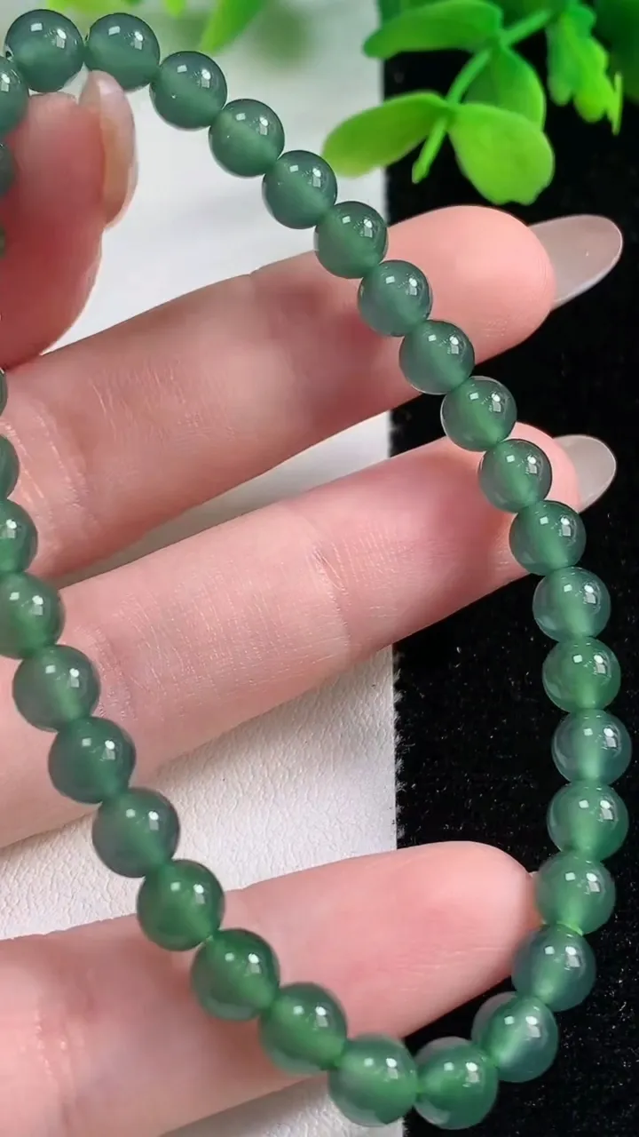 天然A货翡翠圆珠手串，尺寸5.7-34颗，重量:11.09g11月2日
工厂直销收藏佳品,种好水足，色泽均匀，有种有色，上手高大气！