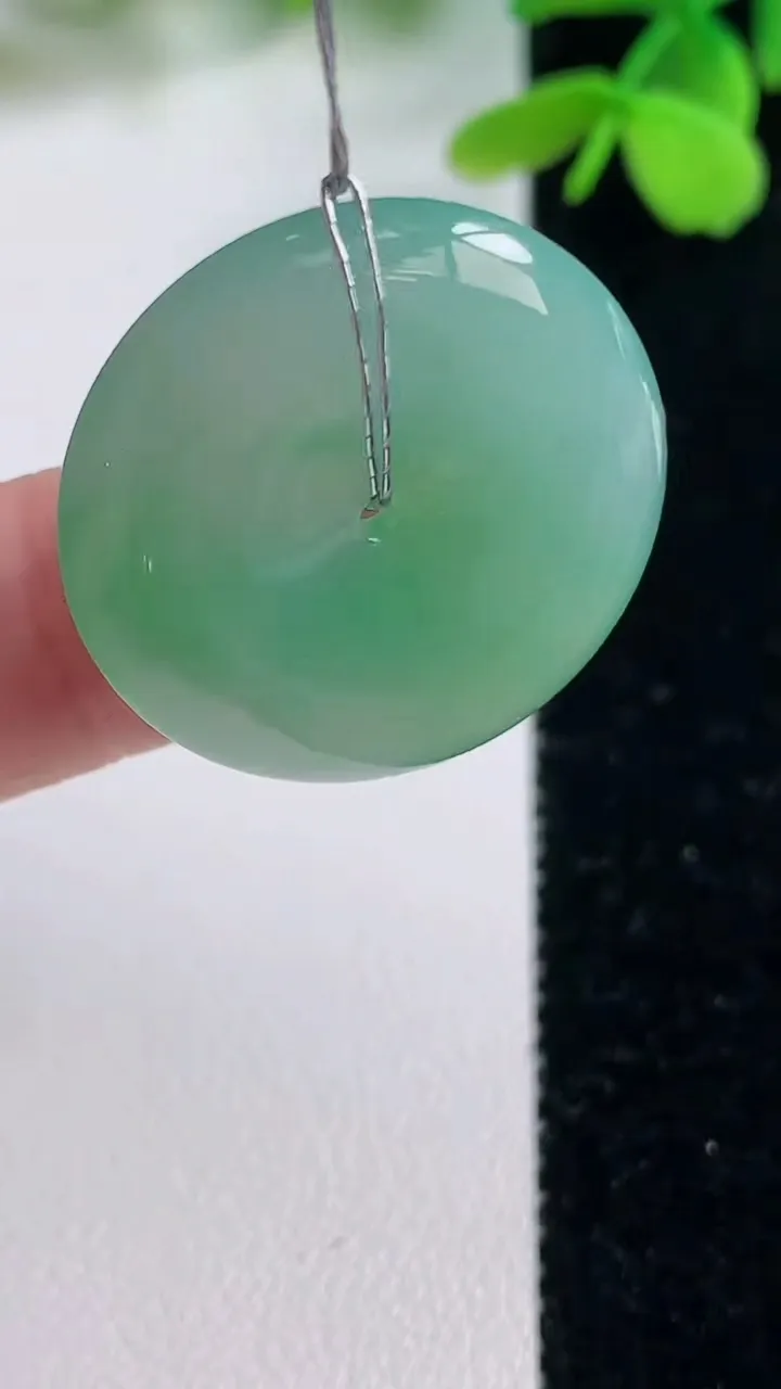 天然A货翡翠平安扣吊坠，尺寸25.3-5.6，重量:7.61g
11月2日