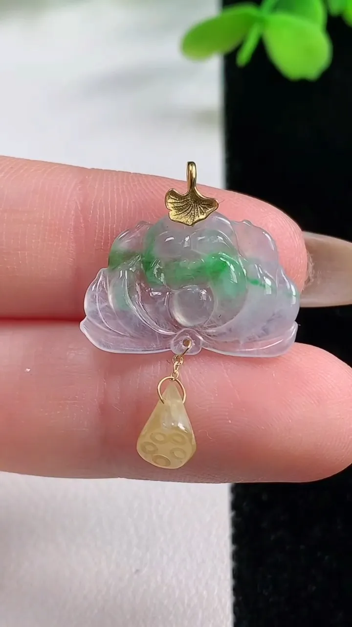 天然A货翡翠和和美美 荷花吊坠，尺寸22.7-20.6-1.9，重量:1.54g
11月2日