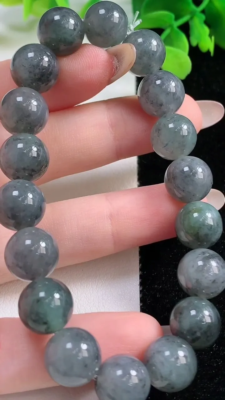 天然A货翡翠乌鸡种圆珠手串，尺寸10.7-18颗，重量:37.62g11月2日
工厂直销收藏佳品,种好水足，色泽均匀，有种有色，上手高大气！