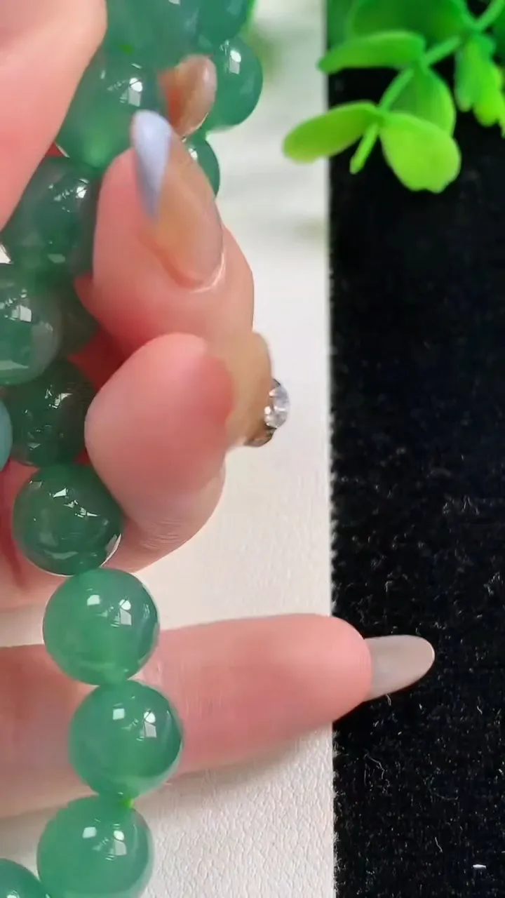 天然A货翡翠圆珠手串，尺寸9.7-20颗，重量:32.86g11月2日
工厂直销收藏佳品,种好水足，色泽均匀，有种有色，上手高大气！