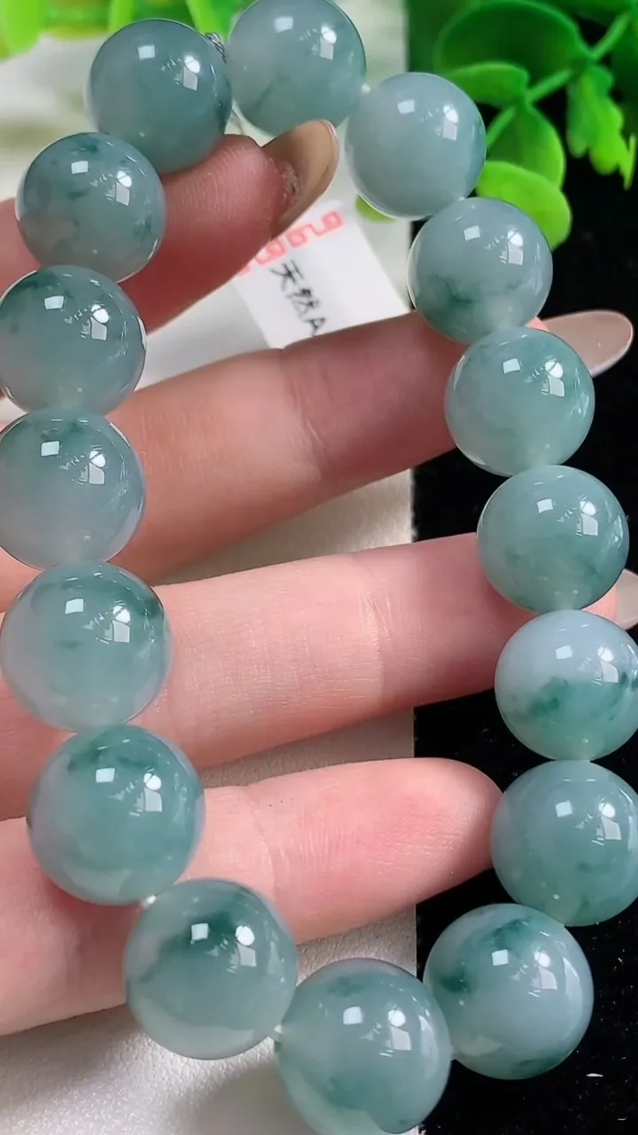 天然A货翡翠飘花圆珠手串，尺寸12-16颗，重量:53.01g11月2日
工厂直销收藏佳品,种好水足，色泽均匀，有种有色，上手高大气！