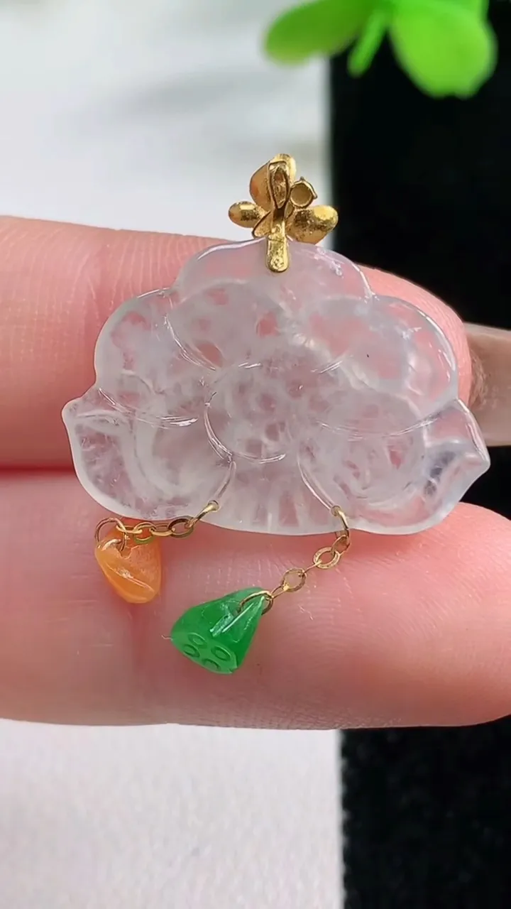 天然A货翡翠种白冰和和美美 荷花吊坠，尺寸25-23.4-3.4，重量:2.61g
11月2日