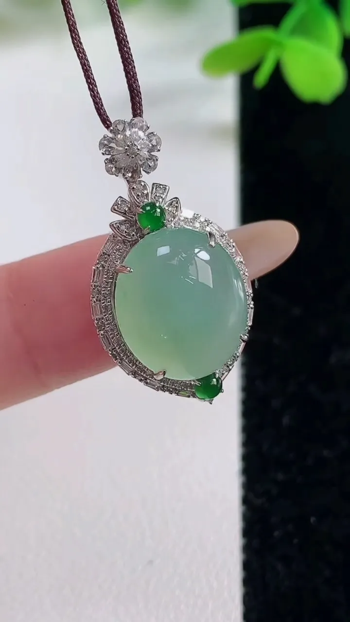 天然A货翡翠蛋面吊坠，尺寸28.1-14.9-9.5，裸石13.7-12重量:3.32g
11月2日