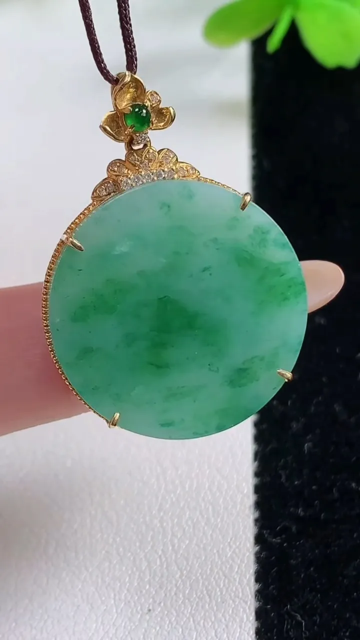 天然A货翡翠无事牌吊坠，尺寸32.2-24.5-5.7，23.5重量:5.69g
11月2日