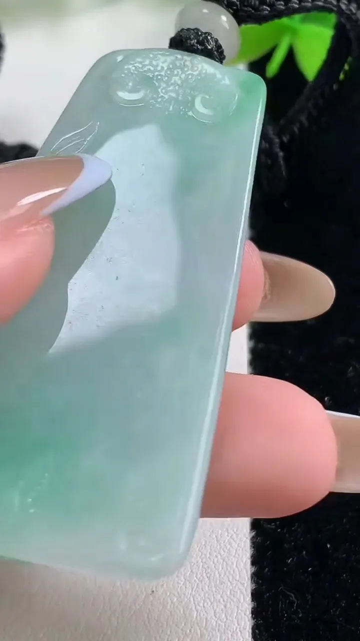 天然A货翡翠梅花鹿吊坠，尺寸55-30.5-6.2，重量:28.33g
11月2日