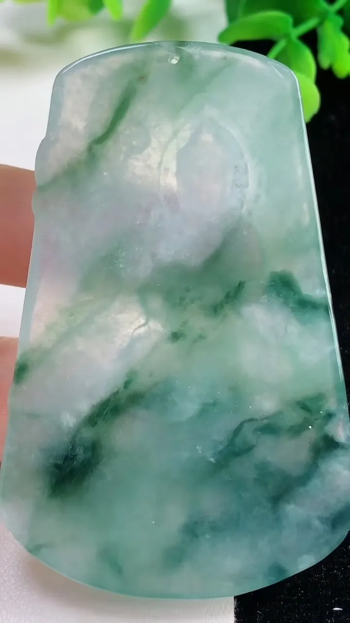 天然A货翡翠冰种飘花大日如来吊坠，尺寸71-45.5*4.8，重量:32.26g
11月2日