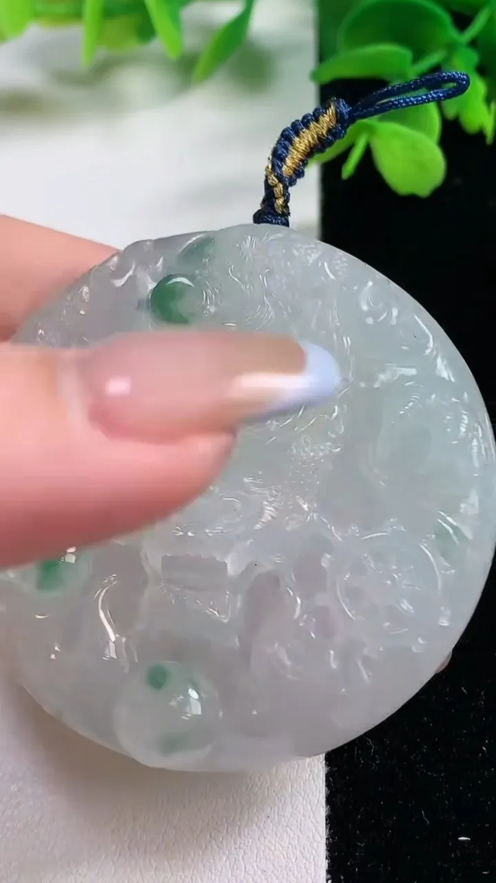 天然A货翡翠冰种飘花龙牌吊坠，尺寸52.8-10.2，重量:54.25g
11月2日