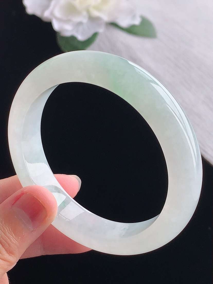 a货翡翠老坑冰种飘绿正装正圈手镯56-57圈口  尺寸56×12.6×8.5mm 重量62.55g 1101
