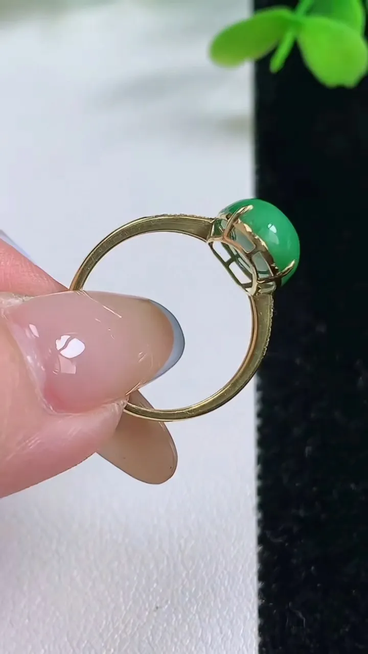 天然A货翡翠蛋面戒指，尺寸17.3-13-9.2-6.6，重量:2.26g2025年11月2日
工厂直销收藏佳品,种好水足，色泽均匀，有种有色，上手高大气！