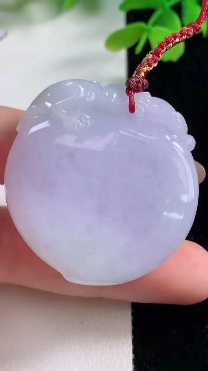 天然A货翡翠春带彩紫罗兰寿桃吊坠，尺寸41.6-38-12.7，重量:41.82g
11月2日