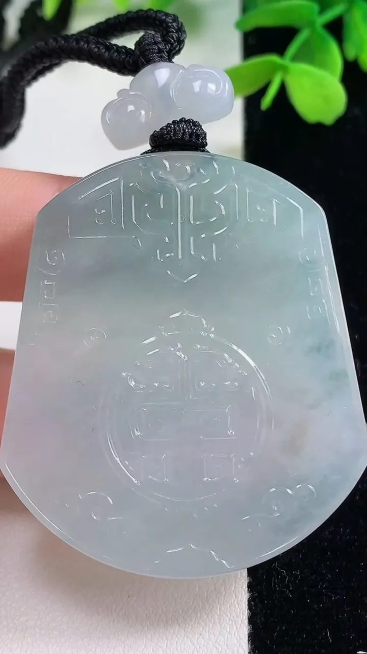 天然A货翡翠仿古无事牌吊坠，尺寸48.8-42.3-6.1，重量:35.01g
11月2日