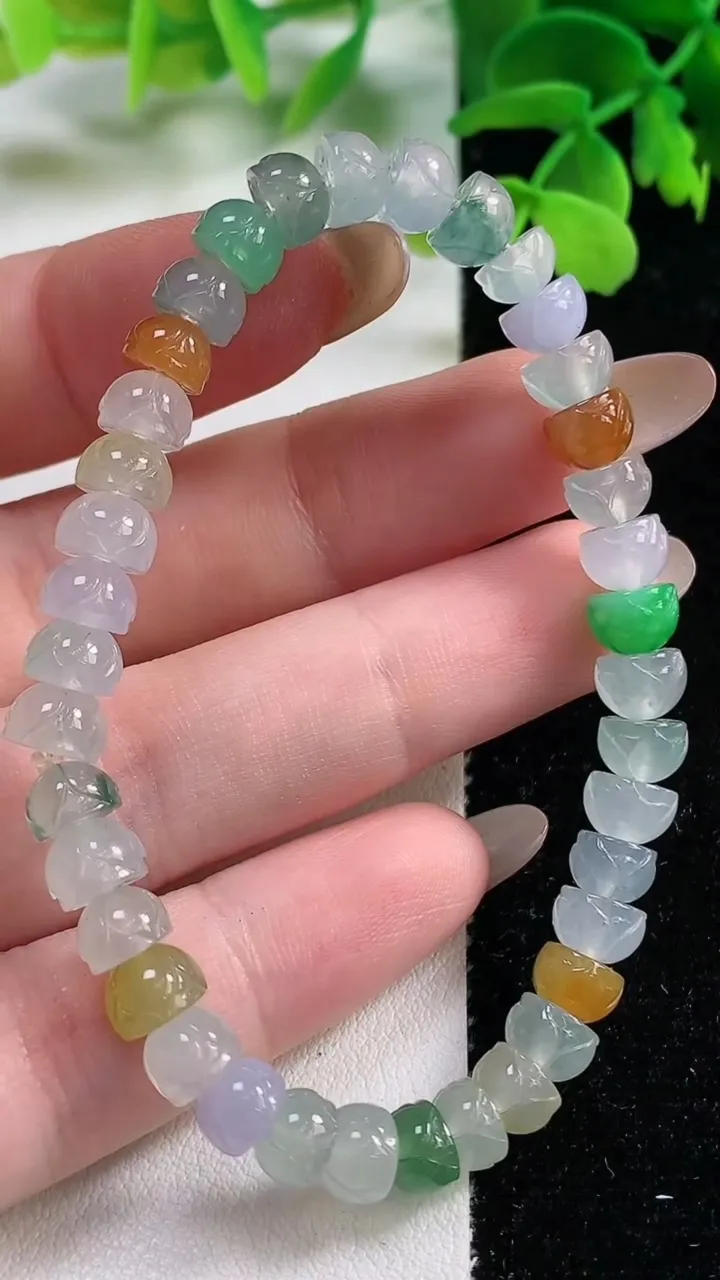 天然A货翡翠种四彩莲蓬手串，尺寸6.2-4.2-38颗，重量:13.10g11月2日
工厂直销收藏佳品,种好水足，色泽均匀，有种有色，上手高大气！