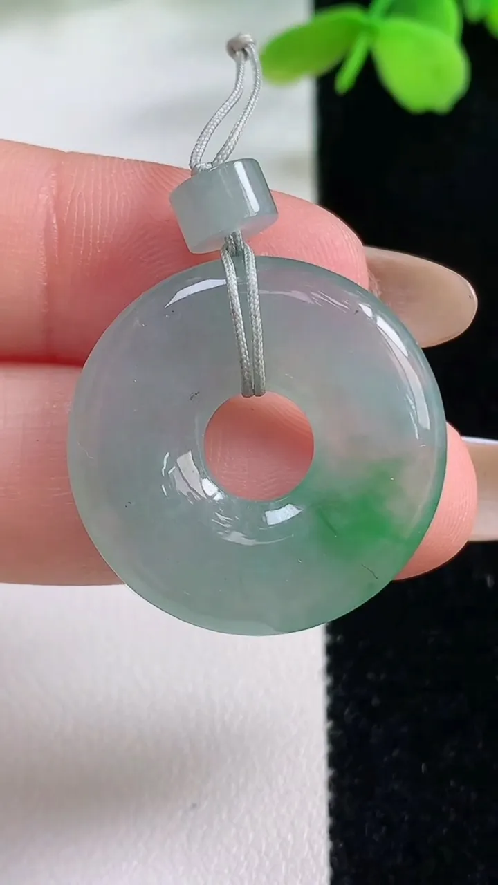 天然A货翡翠平安环吊坠，尺寸25.4-4，重量:5.73g
11月2日