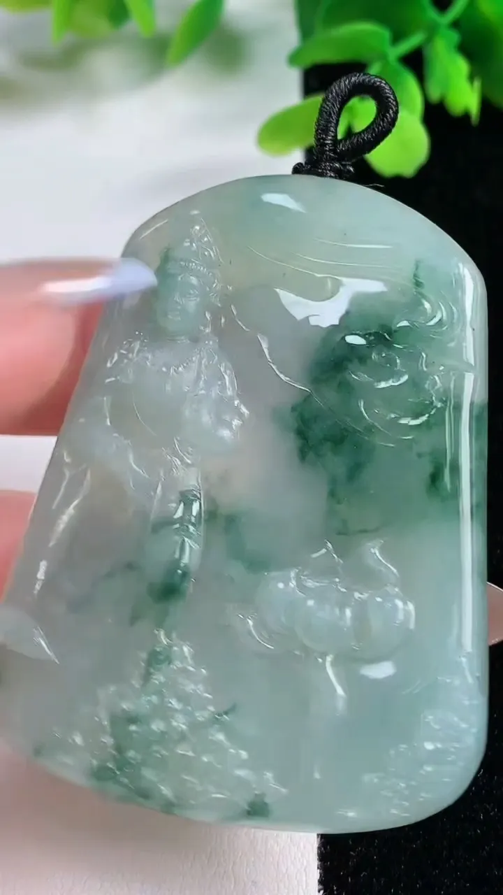 天然A货翡翠冰种飘花观音菩萨吊坠，尺寸60-44-6.8，重量:35.91g
11月2日