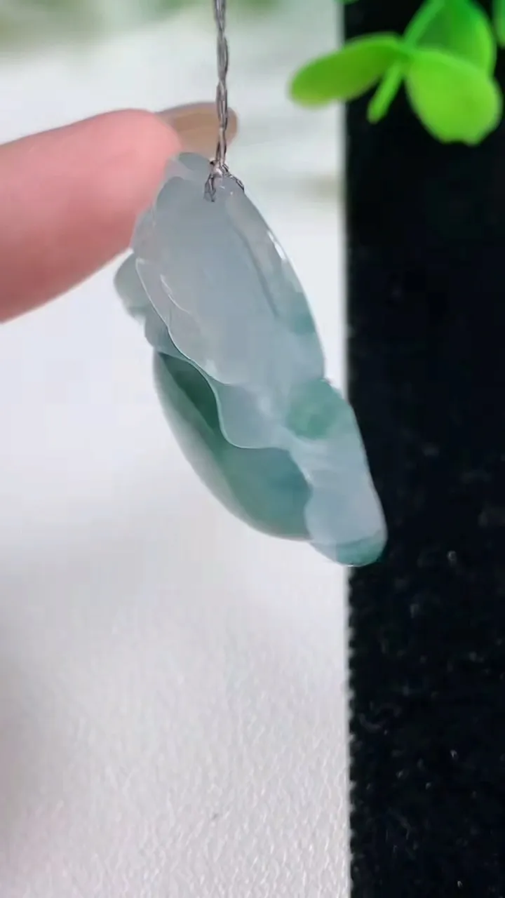 天然A货翡翠种飘花佛公吊坠，尺寸31.6-32.5-6.6，重量:9.25g
11月2日