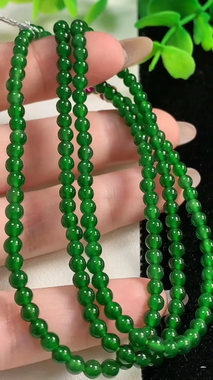 天然A货翡翠小米珠项链，尺寸3.6-163颗，重量:16.00g11月2日
工厂直销收藏佳品,种好水足，色泽均匀，有种有色，上手高大气！
