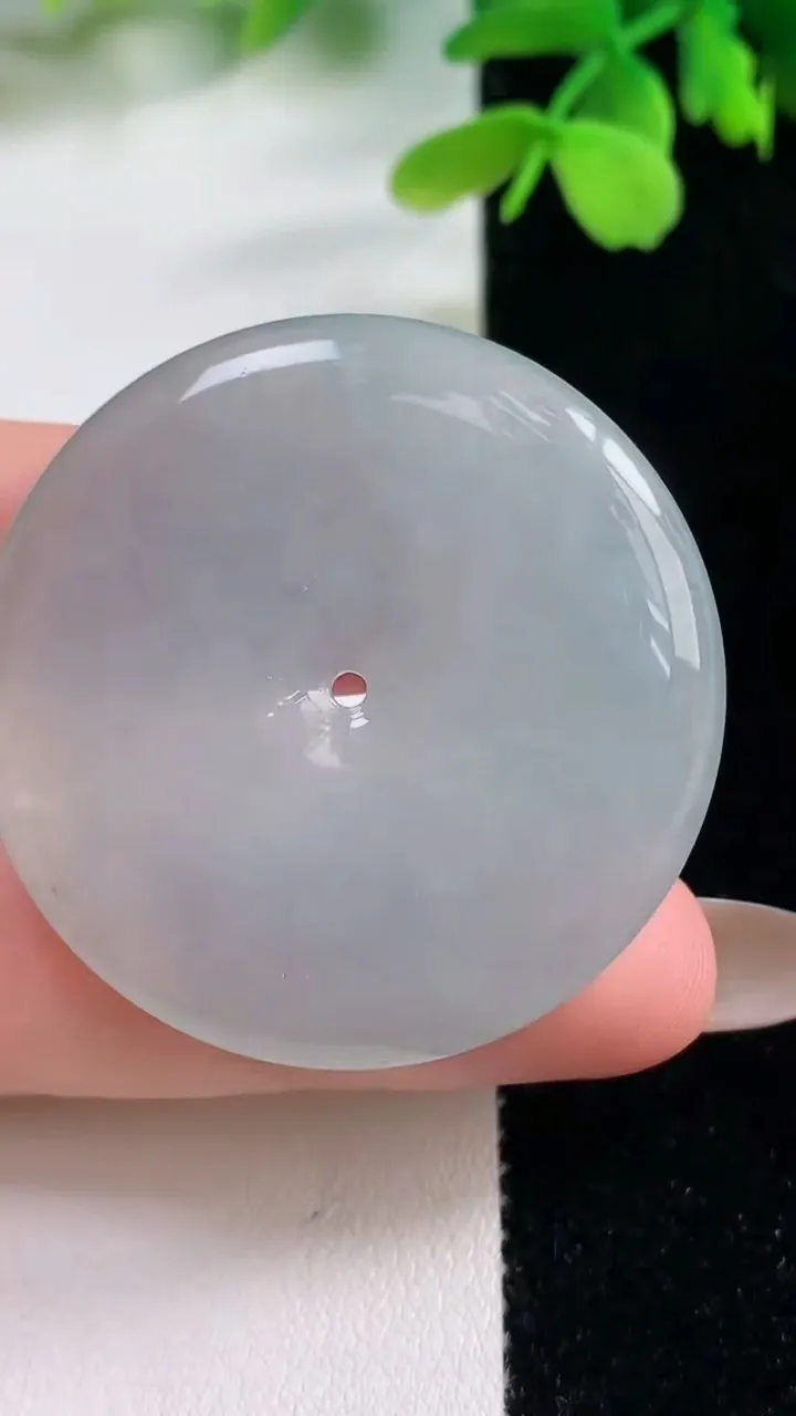 天然A货翡翠平安扣吊坠，尺寸40-5.9，重量:20.98g
11月2日