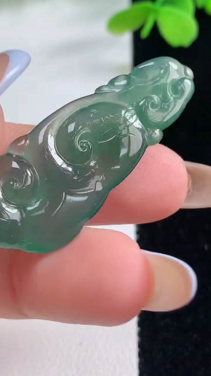 天然A货翡翠如意吊坠，尺寸41.8-16.2-3.2，重量:5.54g
11月2日