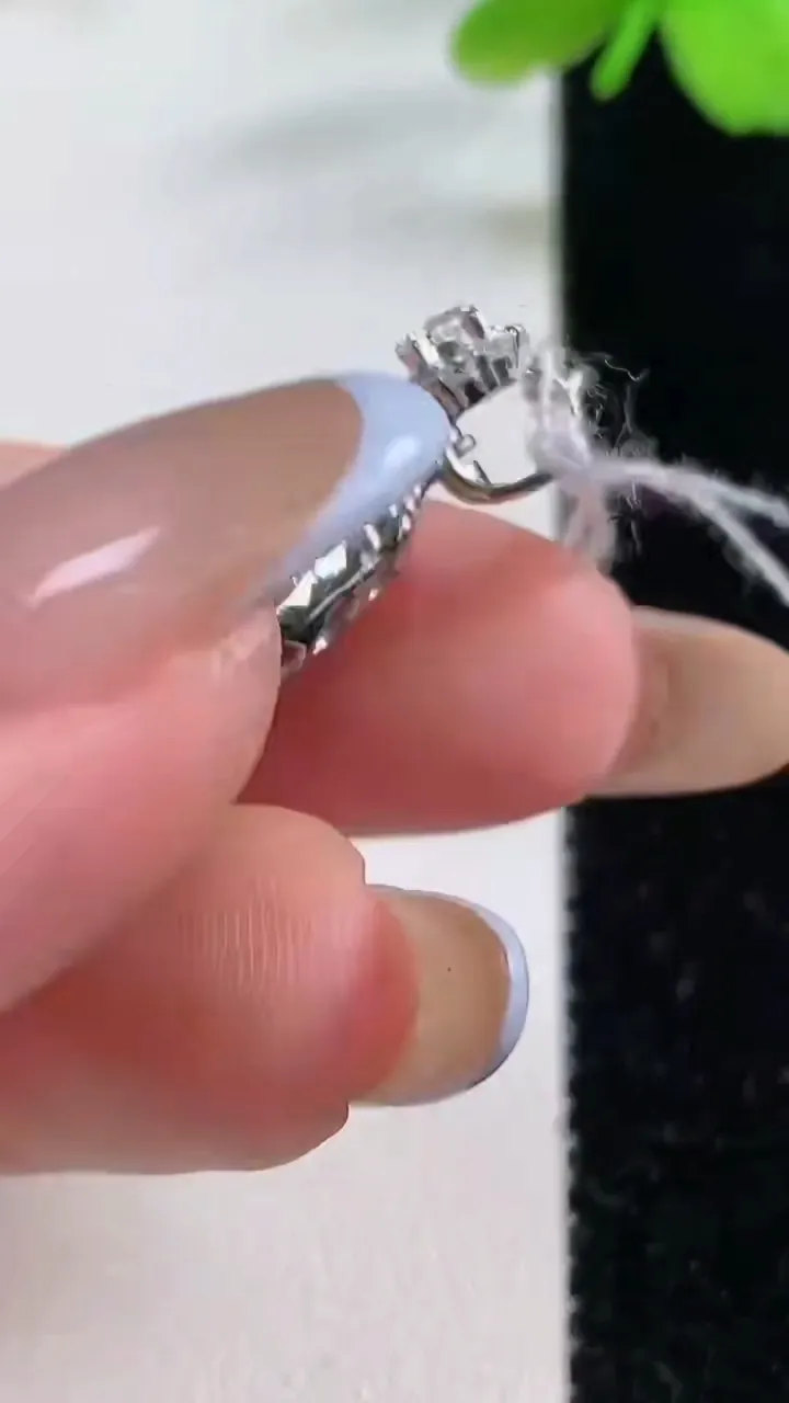 天然A货翡翠葫芦吊坠，尺寸28.7-15.4-8.1，16.8-13.2重量:3.82g
11月2日