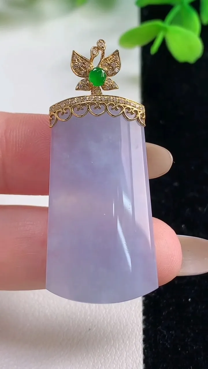 天然A货翡翠18K金紫罗兰无事牌吊坠，尺寸35.6-18.7-5.2，重量:10.00g
11月2日