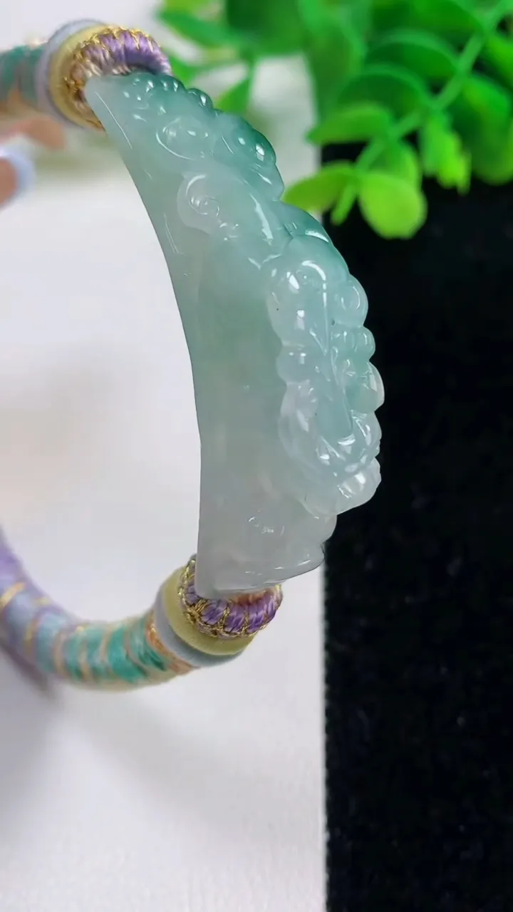 天然A货翡翠冰种飘花貔貅手绳，尺寸464-11.2-12.7，重量:24.53g
11月2日